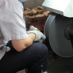 桓迪卫浴水龙头生产流程--工人正在抛光的产品现场