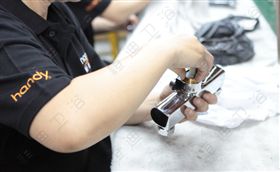 桓迪卫浴水龙头生产流程--工人对电镀好的产品安装陶瓷阀芯
