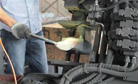 桓迪水龙头采用的重力铸造工艺流程--注入铜水